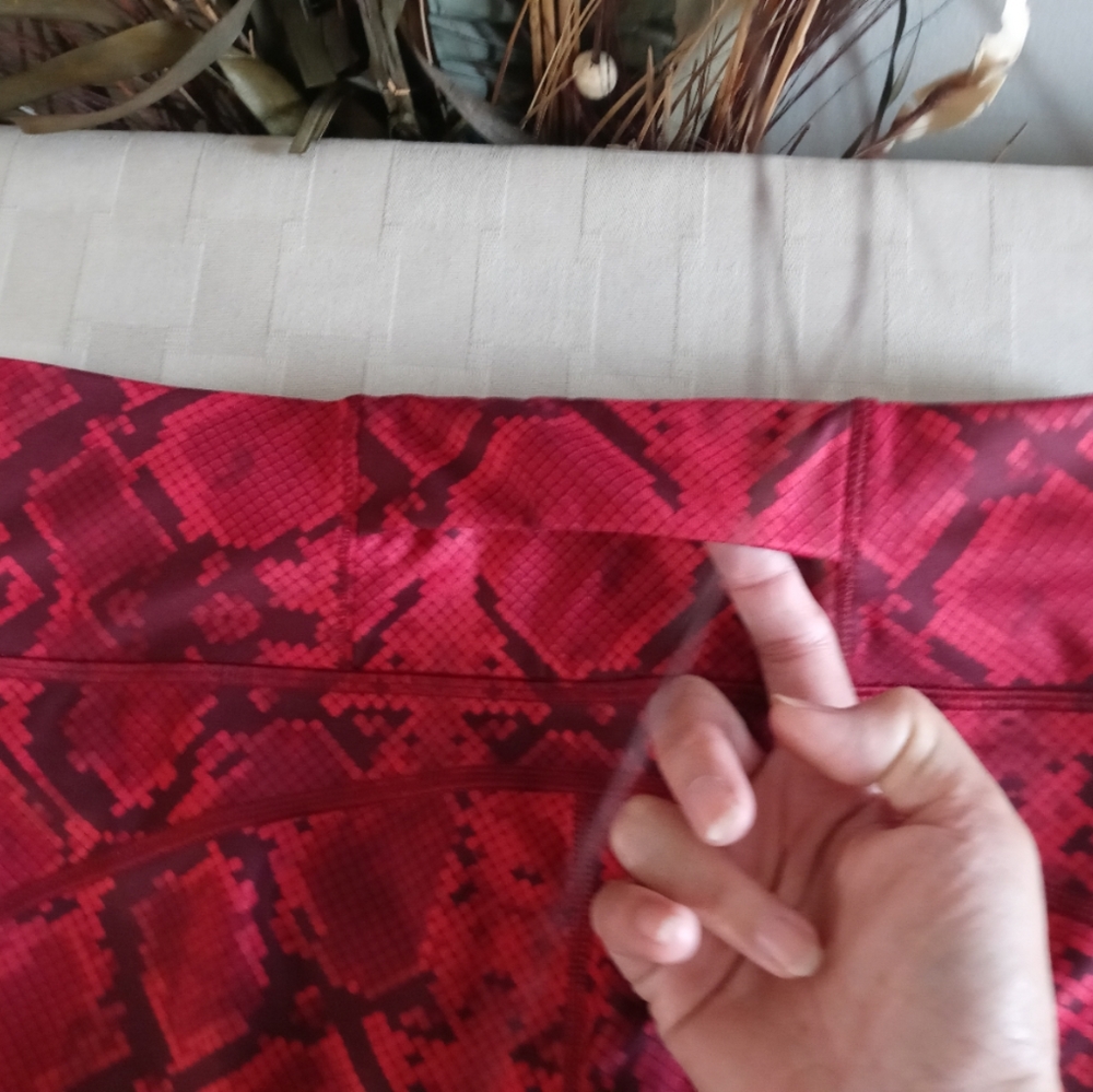 Lululemon Vent It Out Snakeskin Crop Legging - Picture 13 of 13